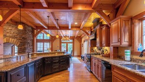 Maison, Plusieurs lits, baignoire à remous, vue sur la montagne (The Lodge at Twin Rivers) | Cuisine privée | Cafetière-théière
