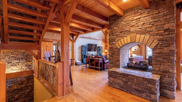 Maison, Plusieurs lits, baignoire à remous, vue sur la montagne (The Lodge at Twin Rivers) | Aire de séjour | Foyer