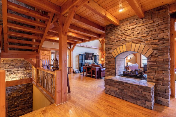 Ferienhaus, Mehrere Betten, Whirlpool, Bergblick (The Lodge at Twin Rivers) | Wohnbereich | Kamin