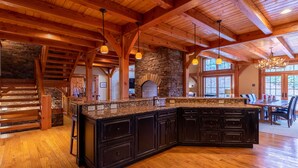 Maison, Plusieurs lits, baignoire à remous, vue sur la montagne (The Lodge at Twin Rivers) | Cuisine privée | Cafetière-théière