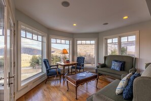 独立别墅, 多张床, 露台, 山景 (Sunnyside Farm) | 起居区 | 壁炉