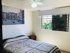 4 bedrooms, down comforters, individually decorated - Residencia Del Parque Guadalajara  (Guadalajara)