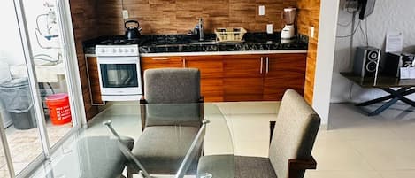 Refrigerador, microondas, horno, placa de cocina