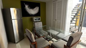 Réfrigérateur, micro-ondes, four, plaque de cuisson