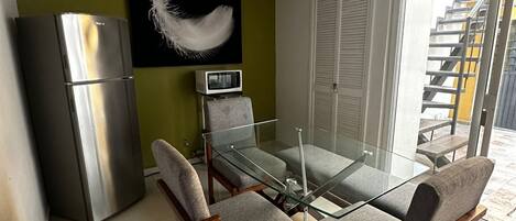 Geladeira, micro-ondas, fogão, cooktop