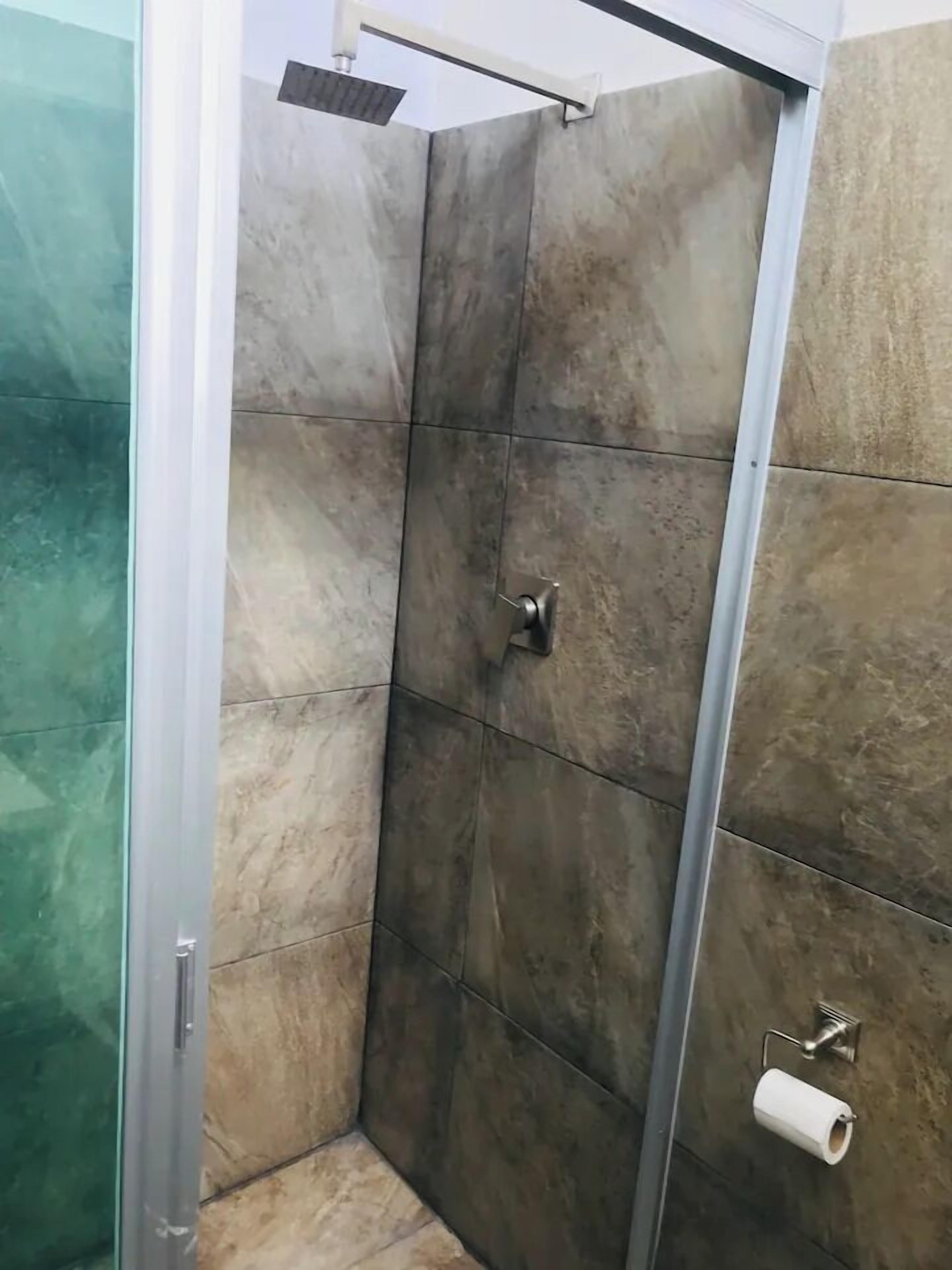 Regadera, regadera tipo lluvia, toallas 