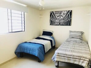 4 bedrooms, down duvets, individually decorated, individually furnished - Residencia Del Parque Guadalajara  (Guadalajara)