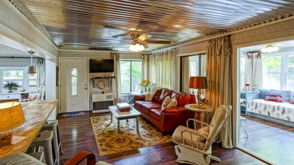 House, Multiple Beds, Patio, Mountain View (Coach's Cabin at Linville Land Harbor) | Living area