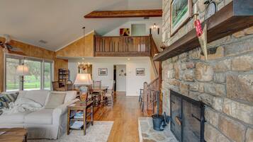 Condo, Berbilang Katil, Patio, Mountain View (Lakes View at Hound Ears) | Ruang tamu | Pendiangan