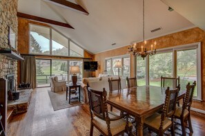 公寓客房, 多張床, 庭院, 山景 (Lakes View at Hound Ears) | 住宿內部