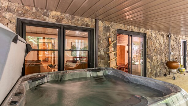 Hus, flere senger, spabadekar, fjellutsikt (Moosey Creek Lodge) | Terrasse/patio