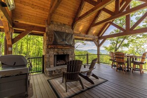 Outdoor dining - The Refuge at Eagles Nest (Banner Elk)