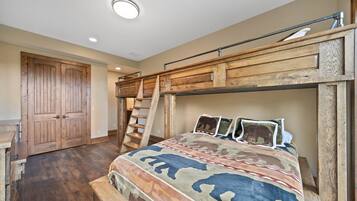 Rumah, Beberapa Tempat Tidur, hot tub, pemandangan gunung (Castle Rock at Eagles Nest) | 5 kamar tidur dan didekorasi berbeda-beda