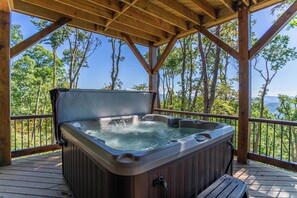 Maison, plusieurs lits, bain à remous, vue montagne (Castle Rock at Eagles Nest) | Bain à remous extérieur