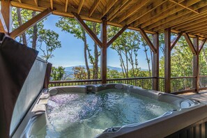 Outdoor spa tub - Castle Rock at Eagles Nest (Banner Elk)