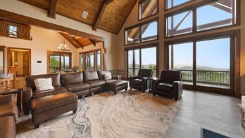 Rumah, Beberapa Tempat Tidur, hot tub, pemandangan gunung (Castle Rock at Eagles Nest) | Area keluarga | Perapian