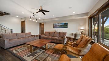 Rumah, Beberapa Tempat Tidur, hot tub, pemandangan gunung (Castle Rock at Eagles Nest) | Area keluarga | Perapian