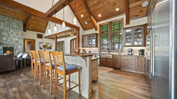 Rumah, Beberapa Tempat Tidur, hot tub, pemandangan gunung (Castle Rock at Eagles Nest) | Interior