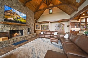 บ้านพัก, หลายเตียง, อ่างน้ำร้อน, วิวภูเขา (Castle Rock at Eagles Nest) | บริเวณนั่งเล่น | เตาผิง