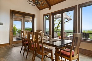 House, Multiple Beds, Hot Tub, Mountain View (Castle Rock at Eagles Nest) | Dining
