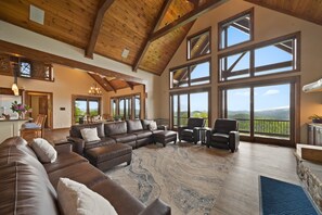 Maison, plusieurs lits, bain à remous, vue montagne (Castle Rock at Eagles Nest) | Coin séjour | Cheminée