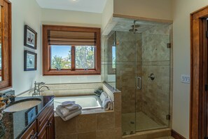 Casa, varias camas, hidromasaje, vista a la montaña (Heart Rock Lodge) | Baño | Amenidades de baño de diseñador, toallas, papel de baño 