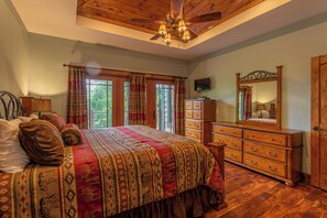 4 bedrooms, individually decorated, individually furnished, desk - White Eagle Lodge at Eagles Nest (Banner Elk)