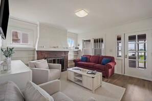 Living area - Stunning views at St Clair Blues, Hot Tub, Kayak (Algonac)