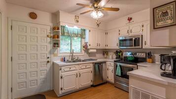 Kabin, Beberapa Tempat Tidur, hot tub, pemandangan gunung (Bucky's Hideaway) | Dapur pribadi | Mesin pembuat kopi/teh