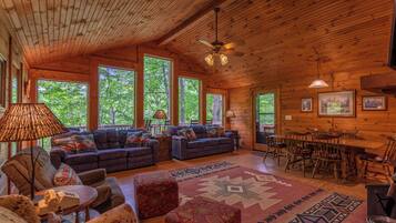 Kabin, Beberapa Tempat Tidur, hot tub, pemandangan gunung (Bucky's Hideaway) | Area keluarga