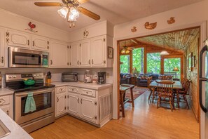 Cabin, nhiều giường, bồn tắm nước nóng, quang cảnh núi (Bucky's Hideaway) | Bếp riêng | Dụng cụ pha cà phê/trà 