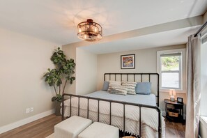 House, Multiple Beds, Hot Tub, Mountain View (Lessons from Mars) | 3 bedrooms, individually decorated, individually furnished, bed sheets - Lessons from Mars (Banner Elk)