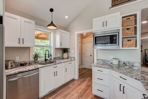 House, Multiple Beds, Hot Tub, Mountain View (Lessons from Mars) | Private kitchen | Coffee/tea maker - Lessons from Mars (Banner Elk)