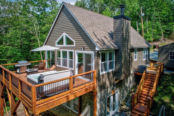 Outdoor spa tub - Lessons from Mars (Banner Elk)