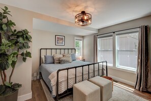 House, Multiple Beds, Hot Tub, Mountain View (Lessons from Mars) | 1 bedroom, individually decorated, individually furnished, bed sheets