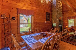 Ferienhütte, Mehrere Betten, Whirlpool, Bergblick (Baird's Creek Cabin) | Speisen