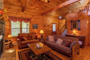 キャビン ベッド (複数台) スパ浴槽 マウンテンビュー (Baird's Creek Cabin) | リビング エリア | 暖炉