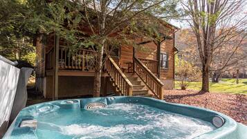 Kabin, Beberapa Tempat Tidur, hot tub, pemandangan gunung (Baird's Creek Cabin) | Bathtub spa outdoor