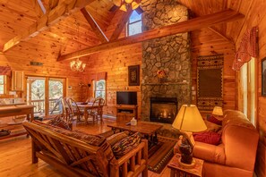 Stuga - flera sängar - bubbelpool - utsikt mot bergen (Baird's Creek Cabin) | Vardagsrum | Eldstad