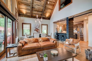 Ferienhütte, Mehrere Betten, Whirlpool, Bergblick (Storybook Cottage at Eagles Nest) | Wohnbereich | Kamin