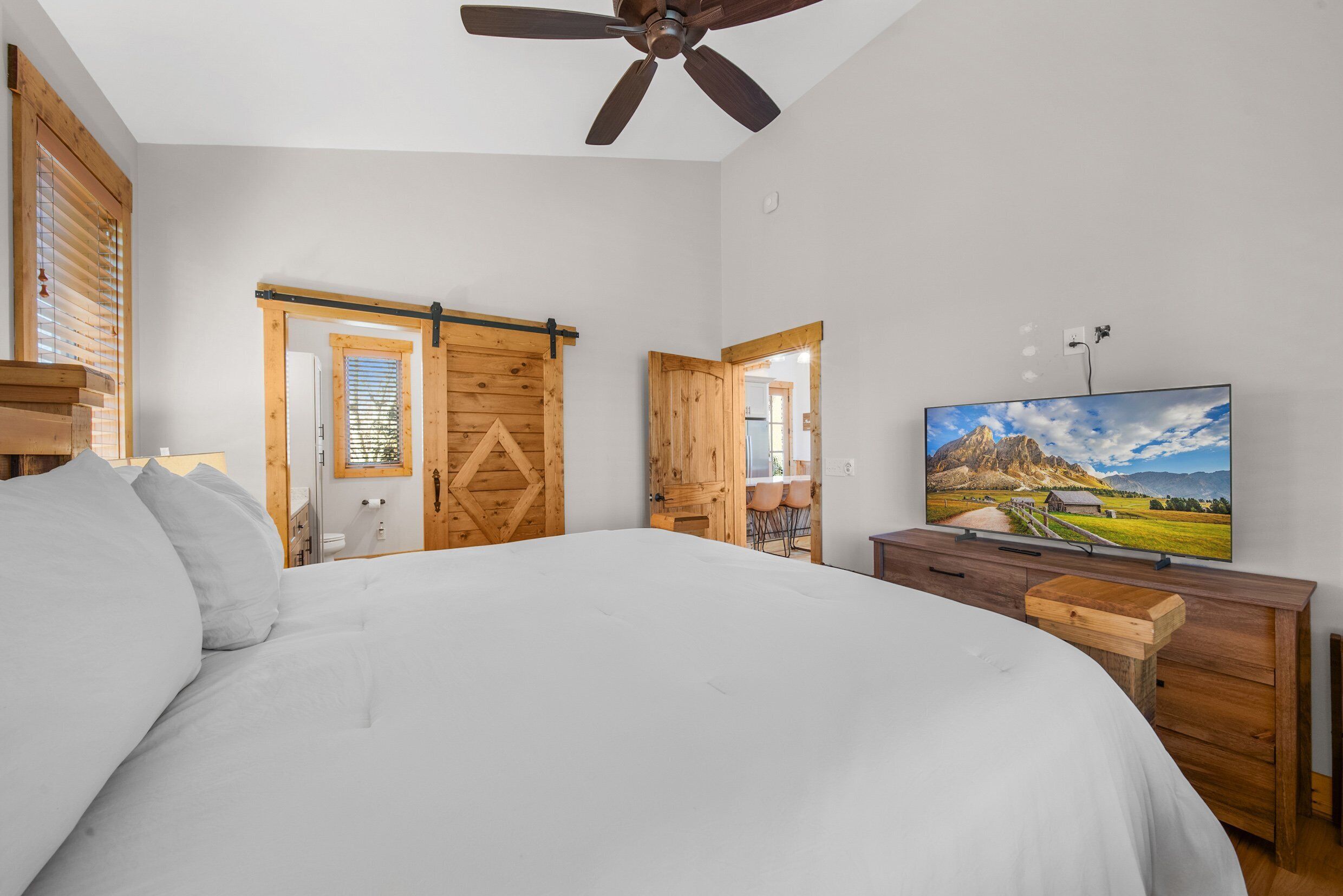 Cabin, nhiều giường, bồn tắm nước nóng, quang cảnh núi (Bear Woods Belle at Eagles Nest) | 2 phòng ngủ, trang trí khác biệt 