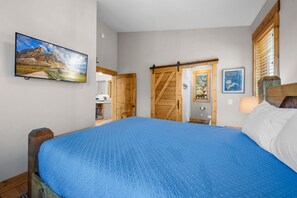 キャビン ベッド (複数台) スパ浴槽 マウンテンビュー (Bear Woods Belle at Eagles Nest) | 2 室のベッドルーム、客室ごとに異なる装飾、客室ごとに異なるインテリア、ベッドシーツ