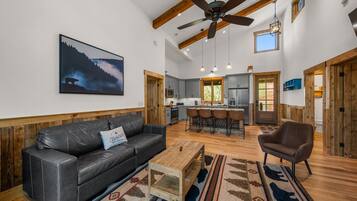 Kabin, Beberapa Tempat Tidur, hot tub, pemandangan gunung (Bear Woods Belle at Eagles Nest) | Area keluarga | Perapian