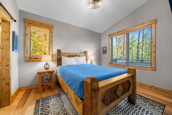 Ferienhütte, Mehrere Betten, Whirlpool, Bergblick (Bear Woods Belle at Eagles Nest) | 2 Schlafzimmer, individuell dekoriert, individuell eingerichtet
