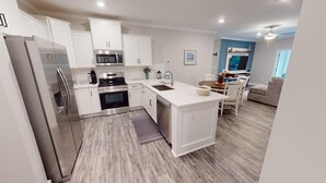 Coffee/tea maker, fridge, microwave, oven - Crow Creek 1706 | Course-Ready, Comfort (Calabash)