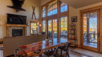 Cabin, Multiple Beds, Hot Tub, Mountain View (Red White & Views at Eagles Nest) | Interior