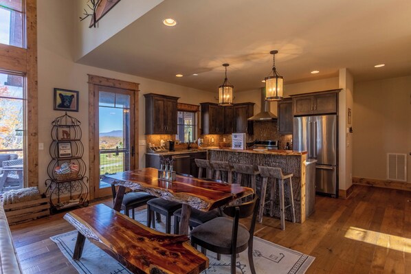 캐빈, 침대(여러 개), 온수 욕조, 산 전망 (Red White & Views at Eagles Nest) | 다이닝