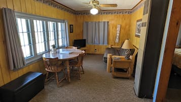 Tv, bordtennisbord, bøger