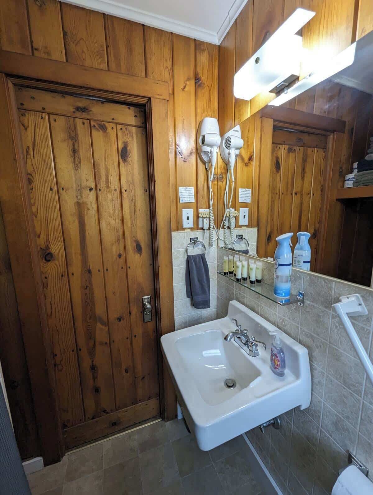 Sèche-cheveux, serviettes fournies