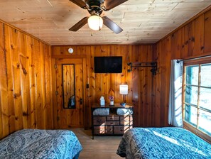2 chambres, fer et planche à repasser, lit de bébé portatif